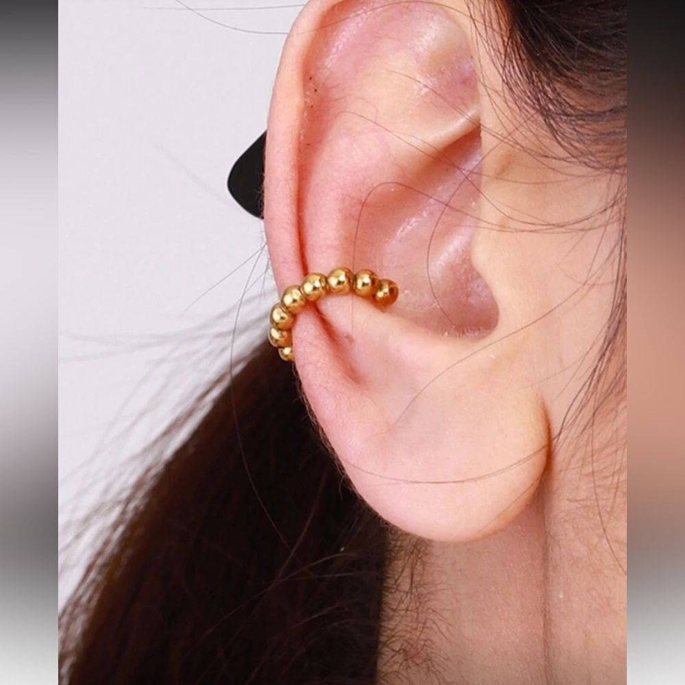 Gold Beaded Ear Cuff Q900